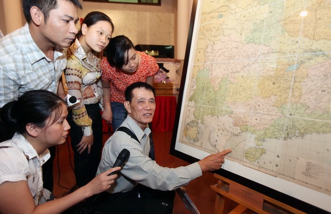 Tiến sĩ Mai Hồng giải thích cho người xem về tấm bản đồ của Trung Quốc không có Hoàng Sa, Trường Sa (Nguồn ảnh: Tuoitre)